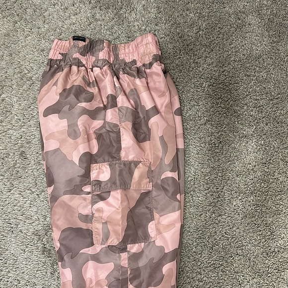 Almost famous Pink and Grey Camouflage Cargo Lightweight Pants Size Small - Picture 5 of 6